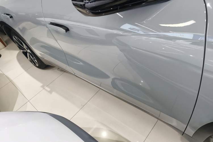 Used Nio ES8 2024 75 kWh Executive Edition Right Side Sill