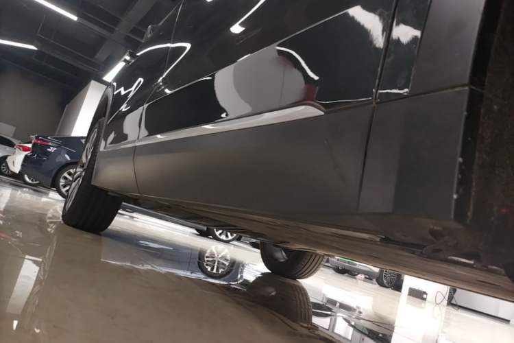 Used Nio ES8 2024 75 kWh Right Side Sill