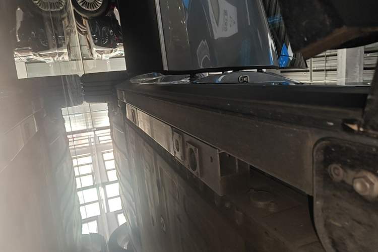 Used Nio ES8 2024 75 kWh Executive Edition Right Side Sill