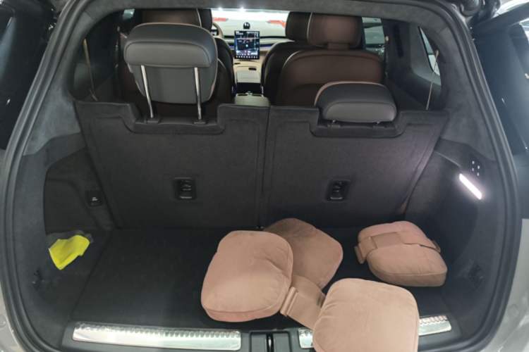 Used Nio ES8 2024 75 kWh Executive Edition Trunk