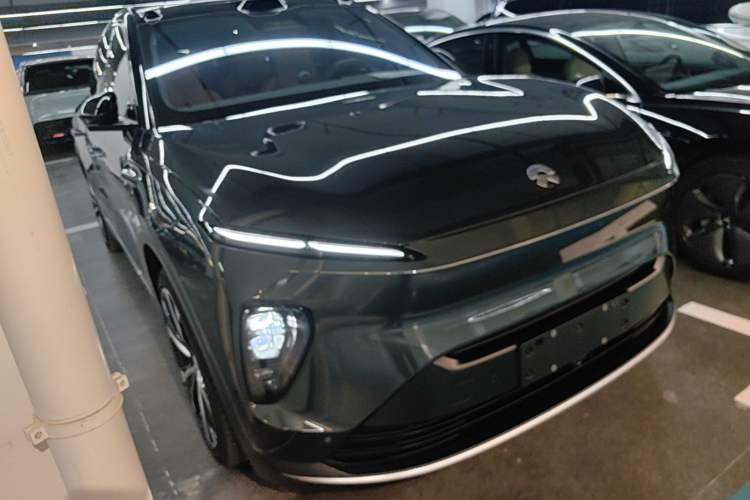 Used Nio ES8 2024 100kWh Signature Edition Front Right 45 Deg