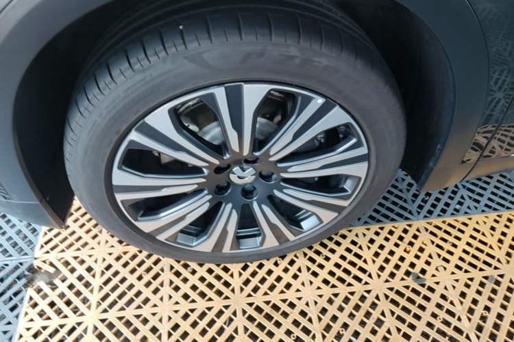 Used Nio ES8 2024 75 kWh Left Front Wheel Hub