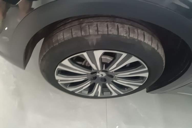 Used Nio ES8 2024 75 kWh Left Front Wheel Hub