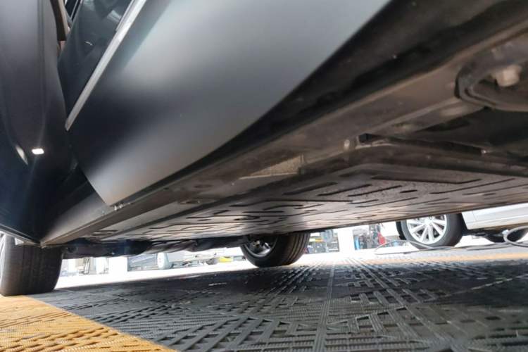 Used Nio ES8 2024 75 kWh Left Side Sill