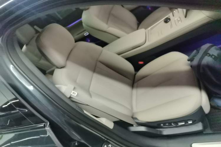 Used Nio ES8 2024 75 kWh Right Front Seat