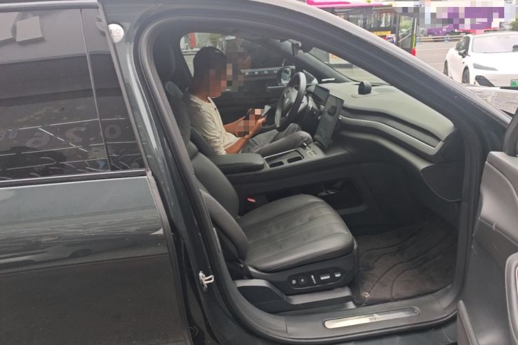 Used Nio ES8 2024 75 kWh Right Front Seat