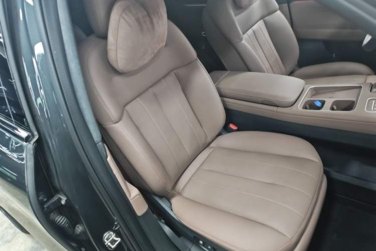 Used Nio ES8 2024 75 kWh Right Front Seat