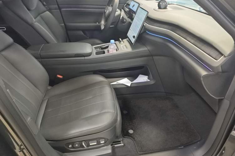 Used Nio ES8 2024 75 kWh Right Front Seat