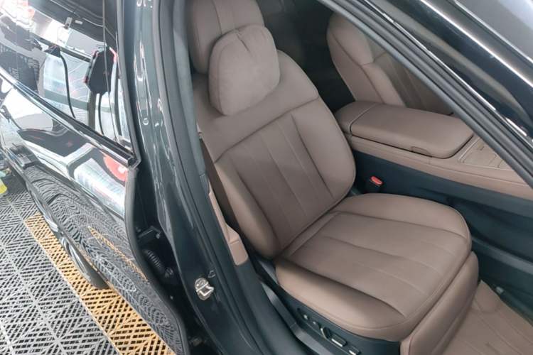 Used Nio ES8 2024 75 kWh Right Front Seat