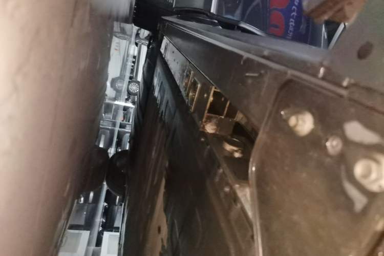 Used Nio ES8 2024 75 kWh Right Side Sill