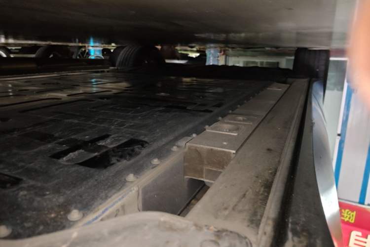 Used Nio ES8 2024 75 kWh Right Side Sill