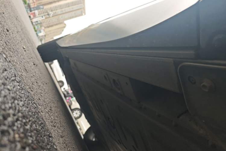 Used Nio ES8 2024 75 kWh Right Side Sill