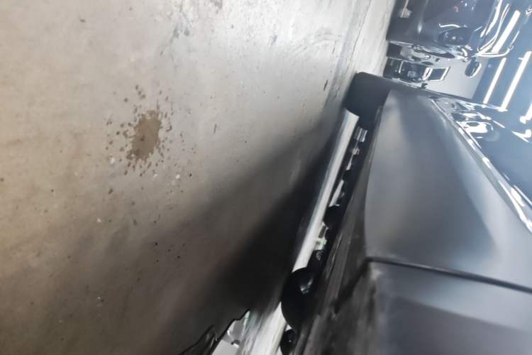 Used Nio ES8 2024 75 kWh Right Side Sill