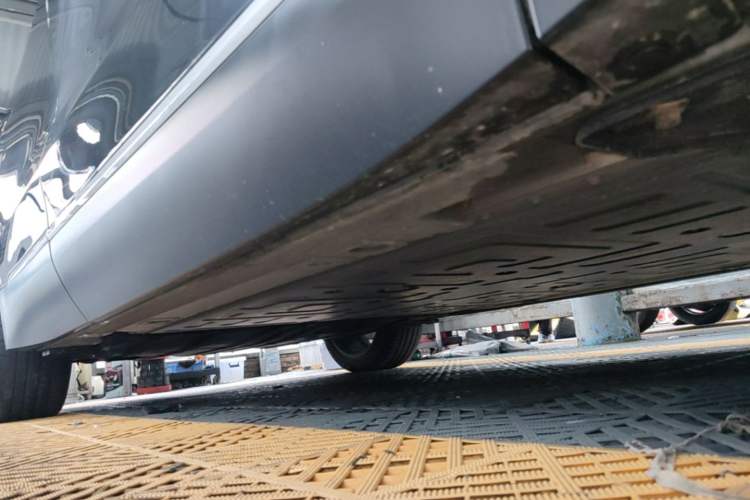 Used Nio ES8 2024 75 kWh Right Side Sill