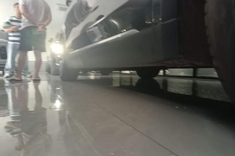 Used Nio ES8 2024 75 kWh Right Side Sill