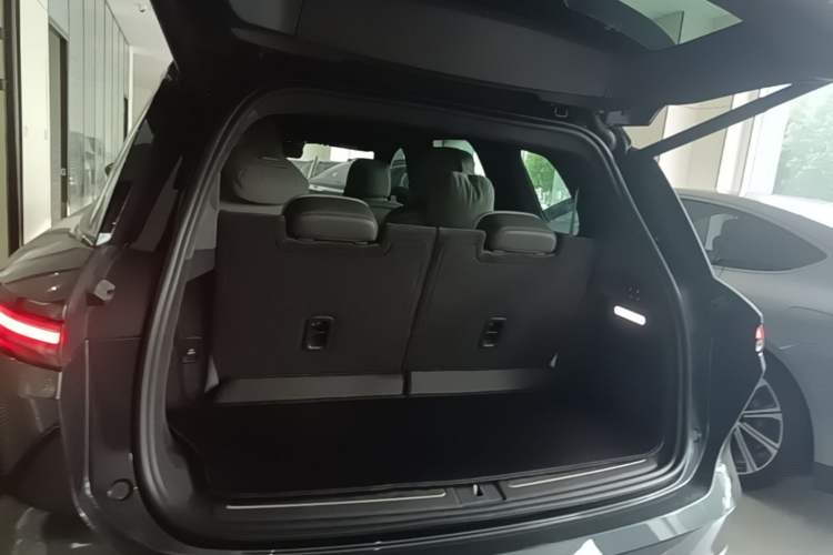 Used Nio ES8 2024 75 kWh Trunk