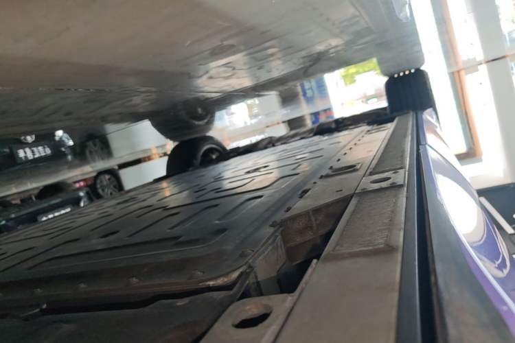 Used Nio ES8 2024 75 kWh Left Side Sill