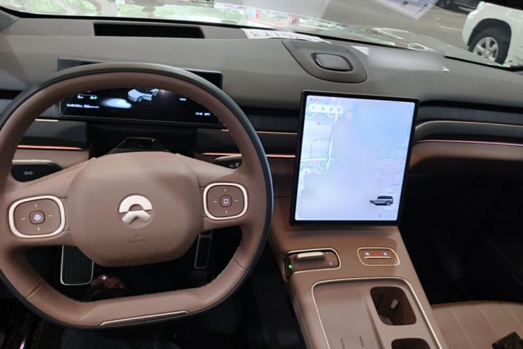 Used Nio ES8 2024 75 kWh Center Console