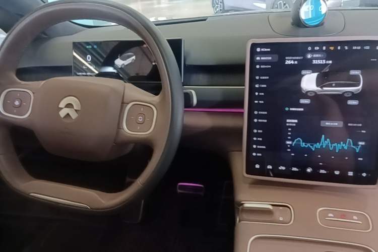 Used Nio ES8 2024 75 kWh Center Console