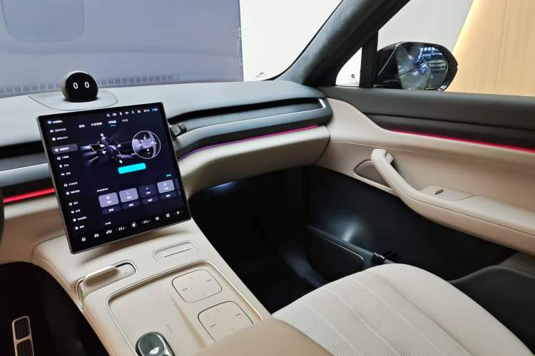 Used Nio ES8 2024 75 kWh Interior 7