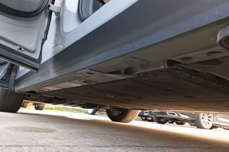 Used Nio ES8 2024 75 kWh Left Side Sill