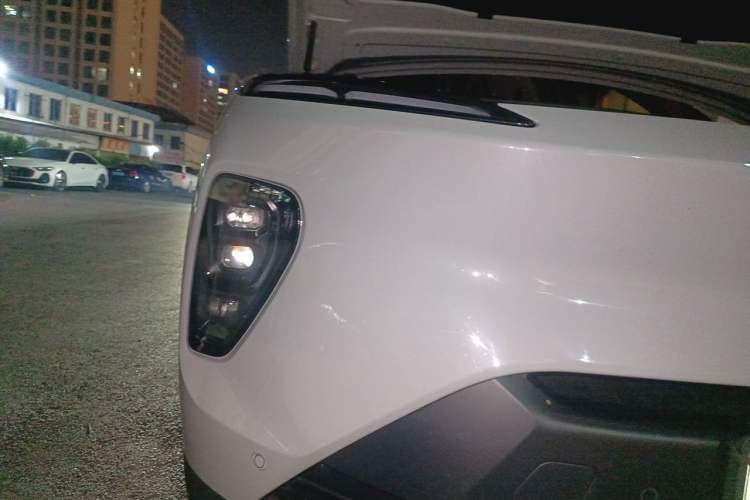 Used Nio ES8 2024 75 kWh Right Front Headlight