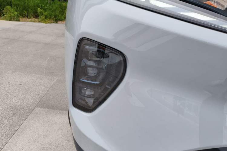 Used Nio ES8 2024 75 kWh Right Front Headlight