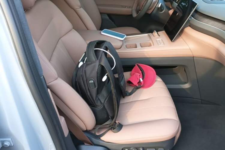 Used Nio ES8 2024 75 kWh Right Front Seat