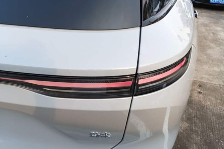 Used Nio ES8 2024 75 kWh Right Rear Taillight