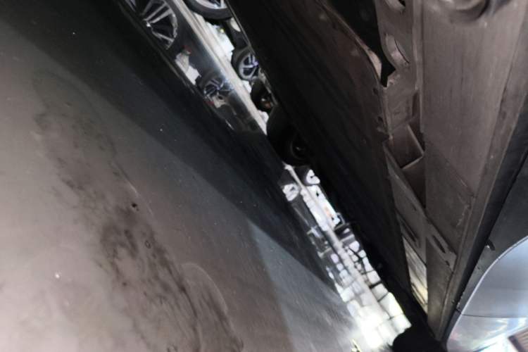 Used Nio ES8 2024 75 kWh Right Side Sill
