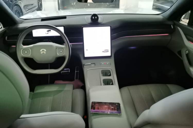 Used Nio ES8 2024 75 kWh Center Console
