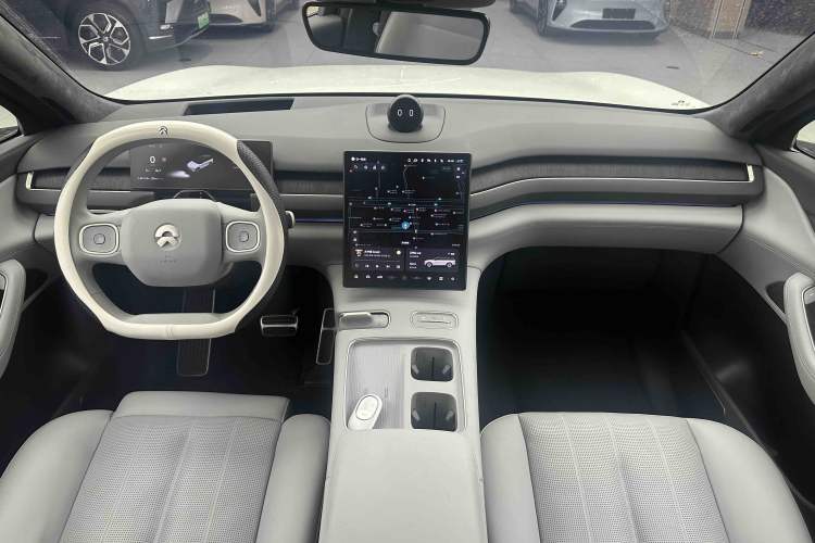 Used Nio ES8 2024 75 kWh Center Console