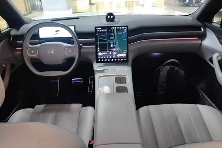 Used Nio ES8 2024 75 kWh Center Console