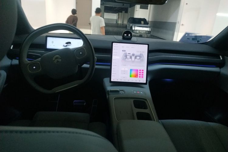Used Nio ES8 2024 75 kWh Center Console