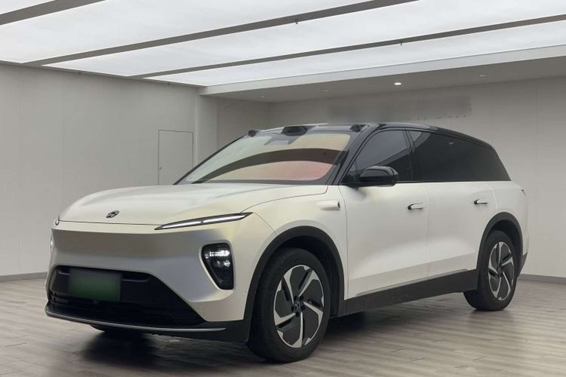 Used Nio ES8 2024 75 kWh Front Left 45 Deg
