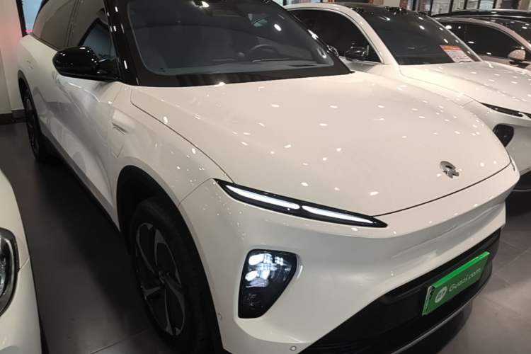 Used Nio ES8 2024 75 kWh Executive Edition Front Right 45 Deg