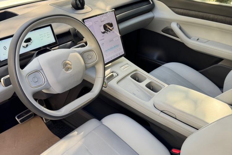 Used Nio ES8 2024 75 kWh Interior 1
