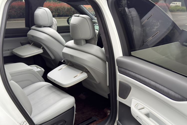 Used Nio ES8 2024 75 kWh Executive Edition Interior 1