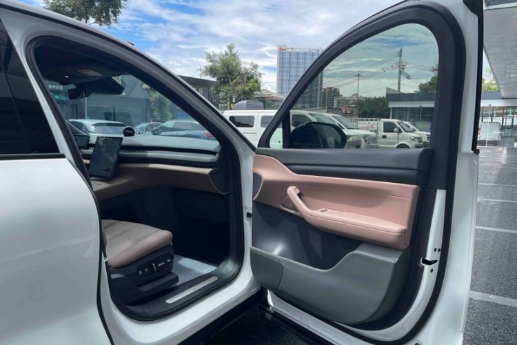 Used Nio ES8 2024 75 kWh Interior 10