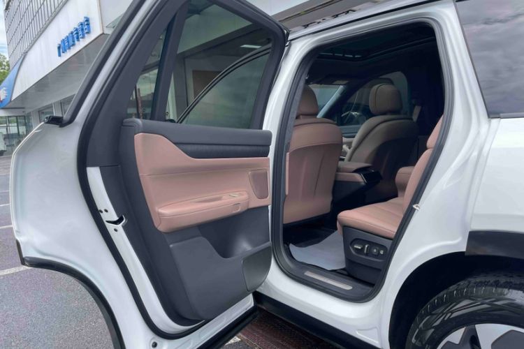 Used Nio ES8 2024 75 kWh Interior 6