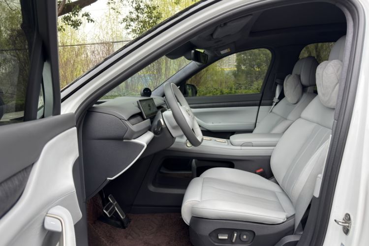 Used Nio ES8 2024 75 kWh Executive Edition Interior 9