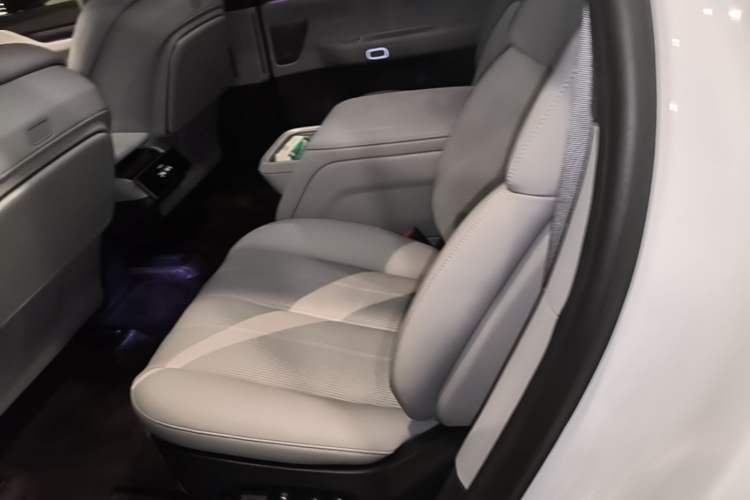 Used Nio ES8 2024 75 kWh Executive Edition Left Rear Seat