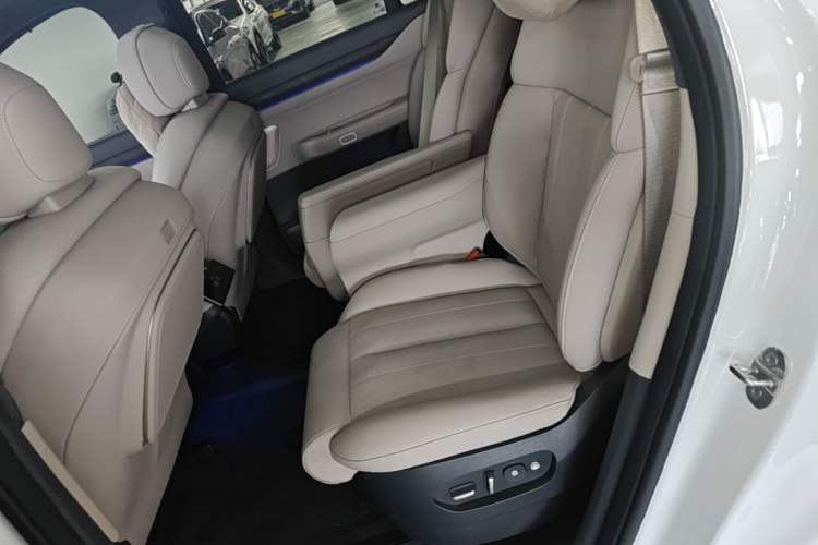Used Nio ES8 2024 75 kWh Left Rear Seat