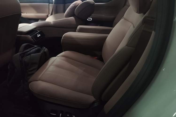 Used Nio ES8 2024 75 kWh Left Rear Seat