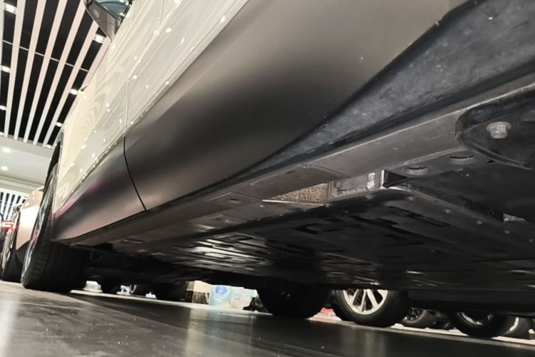 Used Nio ES8 2024 75 kWh Executive Edition Left Side Sill