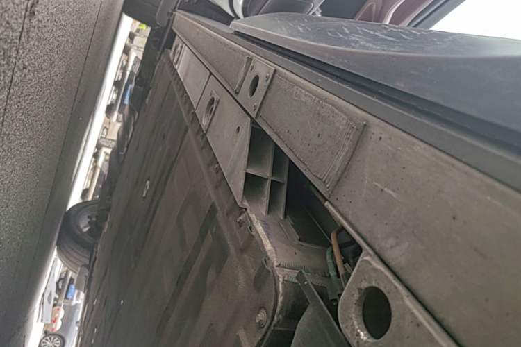 Used Nio ES8 2024 75 kWh Left Side Sill