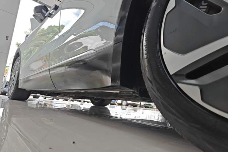 Used Nio ES8 2024 75 kWh Executive Edition Left Side Sill