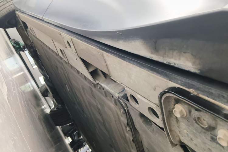 Used Nio ES8 2024 75 kWh Left Side Sill