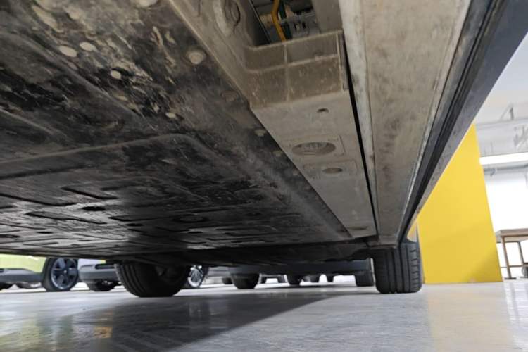 Used Nio ES8 2024 75 kWh Left Side Sill