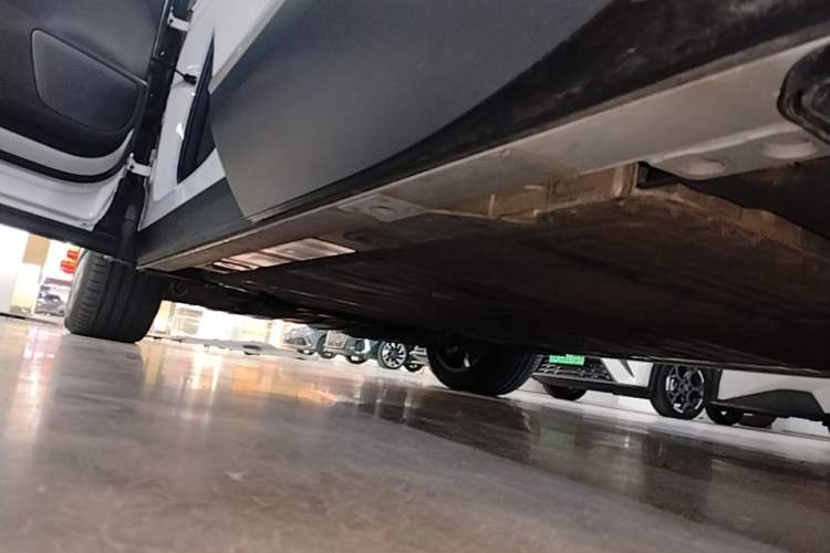 Used Nio ES8 2024 75 kWh Left Side Sill